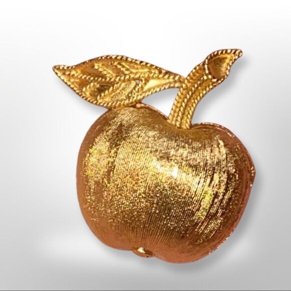 Crown Trifari Vintage Signed Brushed Gold Tone Apple Pin Brooch - Picture 2 of 10